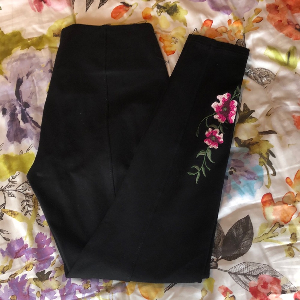 Nygard Luxe stretch ankle pants w ankle flowers